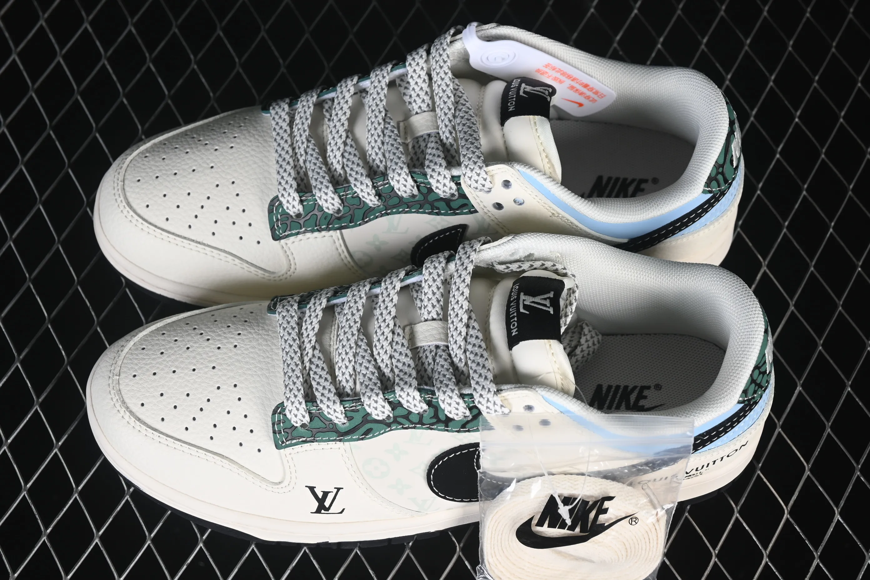 All categories Nk SB Dunk Series Nk SB Dunk Low High-end customized low-top sneakers Nike SB Dunk Low LV co-branded black hook and black bottom printing Anniversary high-end customized low-top casual sneakers XS6089-626